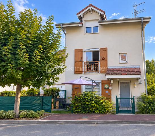 À Valleiry, dans un environnement résidentiel, profitez d’un cadre de vie familial, calme et pratique, à proximité de Genève.

UNE MAISON PENSÉE POUR LA VIE DE FAMILLE
Construite en 2004, cette maison de 7 pièces offre de beaux volumes et une organisation idéale pour une vie de famille confortable.
Répartie sur trois niveaux, elle propose 4 chambres, 2 salles de bains, 3 WC, un garage attenant, deux places de stationnement et un jardin clos.
Implantée sur une parcelle d’environ 274 m², au sein d’un lotissement résidentiel calme, la maison est mitoyenne par un seul côté, au niveau du garage et de la chambre située au-dessus, tout en conservant une réelle indépendance dans ses espaces de vie.
Elle bénéficie d’une situation préservée, sans accès direct sur la route et à l’écart des nuisances sonores.

LE COUP DE CŒUR : UNE VÉRANDA CHAUFFÉE DE 20 M²
Baignée de lumière et largement ouverte sur le jardin, la véranda prolonge agréablement les espaces de vie et crée une atmosphère chaleureuse en toute saison.
Salle à manger conviviale, salon détente, salle de jeux, coin lecture ou espace pour recevoir : chacun pourra imaginer cette pièce selon son mode de vie.

REZ-DE-JARDIN : DES ESPACES FLUIDES ET LUMINEUX
Le rez-de-jardin offre une distribution agréable et fonctionnelle.
L’entrée ouvre sur une belle pièce de vie lumineuse d’environ 36 m², composée d’un séjour et d’une cuisine ouverte, avec un premier WC indépendant.
La pièce de vie se prolonge naturellement vers la véranda ouverte sur le jardin.
Le garage attenant, accessible également depuis la véranda, apporte un espace pratique supplémentaire au quotidien.

PREMIER ÉTAGE : MEZZANINE, 2 CHAMBRES ET SUITE PARENTALE
Une spacieuse mezzanine d’environ 16 m² offre un espace polyvalent, idéal pour aménager un bureau, un coin lecture, une salle de jeux ou un espace TV.
Ce niveau comprend également deux chambres, dont une chambre parentale avec salle de bains privative, ainsi qu’un deuxième WC.

DEUXIÈME ÉTAGE : 2 CHAMBRES SUPPLÉMENTAIRES
Le dernier niveau accueille deux autres chambres, des rangements, une seconde salle de bains et un troisième WC, offrant à chacun son propre espace.

CONFORT ET CHAUFFAGE
Le chauffage principal est assuré par un poêle à granulés, relayé si besoin par des convecteurs électriques.

SECTEUR ET COMMODITÉS
La situation est idéale pour concilier vie de famille, quotidien pratique et déplacements vers le bassin genevois.
La douane de Chancy permet de rejoindre rapidement Genève et constitue un véritable atout pour les actifs frontaliers souhaitant profiter d’un cadre résidentiel calme tout en restant proches de leur lieu de travail.
Pour les familles, le groupe scolaire Les Primevères, de la maternelle au CM2, est accessible à pied, tandis que le Collège du Vuache à Vulbens se situe à environ 10 minutes, avec des transports scolaires au départ de Valleiry.
Au quotidien, tout est à portée de main : supermarché, boulangeries, pharmacie, professionnels de santé, banques, bureau de poste, restaurants et gare SNCF.

À DÉCOUVRIR
Un bien familial complet, fonctionnel et idéalement situé, qui conjugue espace, calme, praticité et proximité de Genève.