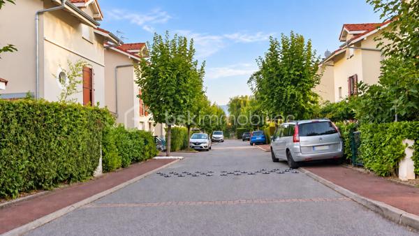 À Valleiry, dans un environnement résidentiel, profitez d’un cadre de vie familial, calme et pratique, à proximité de Genève.

UNE MAISON PENSÉE POUR LA VIE DE FAMILLE
Construite en 2004, cette maison de 7 pièces offre de beaux volumes et une organisation idéale pour une vie de famille confortable.
Répartie sur trois niveaux, elle propose 4 chambres, 2 salles de bains, 3 WC, un garage attenant, deux places de stationnement et un jardin clos.
Implantée sur une parcelle d’environ 274 m², au sein d’un lotissement résidentiel calme, la maison est mitoyenne par un seul côté, au niveau du garage et de la chambre située au-dessus, tout en conservant une réelle indépendance dans ses espaces de vie.
Elle bénéficie d’une situation préservée, sans accès direct sur la route et à l’écart des nuisances sonores.

LE COUP DE CŒUR : UNE VÉRANDA CHAUFFÉE DE 20 M²
Baignée de lumière et largement ouverte sur le jardin, la véranda prolonge agréablement les espaces de vie et crée une atmosphère chaleureuse en toute saison.
Salle à manger conviviale, salon détente, salle de jeux, coin lecture ou espace pour recevoir : chacun pourra imaginer cette pièce selon son mode de vie.

REZ-DE-JARDIN : DES ESPACES FLUIDES ET LUMINEUX
Le rez-de-jardin offre une distribution agréable et fonctionnelle.
L’entrée ouvre sur une belle pièce de vie lumineuse d’environ 36 m², composée d’un séjour et d’une cuisine ouverte, avec un premier WC indépendant.
La pièce de vie se prolonge naturellement vers la véranda ouverte sur le jardin.
Le garage attenant, accessible également depuis la véranda, apporte un espace pratique supplémentaire au quotidien.

PREMIER ÉTAGE : MEZZANINE, 2 CHAMBRES ET SUITE PARENTALE
Une spacieuse mezzanine d’environ 16 m² offre un espace polyvalent, idéal pour aménager un bureau, un coin lecture, une salle de jeux ou un espace TV.
Ce niveau comprend également deux chambres, dont une chambre parentale avec salle de bains privative, ainsi qu’un deuxième WC.

DEUXIÈME ÉTAGE : 2 CHAMBRES SUPPLÉMENTAIRES
Le dernier niveau accueille deux autres chambres, des rangements, une seconde salle de bains et un troisième WC, offrant à chacun son propre espace.

CONFORT ET CHAUFFAGE
Le chauffage principal est assuré par un poêle à granulés, relayé si besoin par des convecteurs électriques.

SECTEUR ET COMMODITÉS
La situation est idéale pour concilier vie de famille, quotidien pratique et déplacements vers le bassin genevois.
La douane de Chancy permet de rejoindre rapidement Genève et constitue un véritable atout pour les actifs frontaliers souhaitant profiter d’un cadre résidentiel calme tout en restant proches de leur lieu de travail.
Pour les familles, le groupe scolaire Les Primevères, de la maternelle au CM2, est accessible à pied, tandis que le Collège du Vuache à Vulbens se situe à environ 10 minutes, avec des transports scolaires au départ de Valleiry.
Au quotidien, tout est à portée de main : supermarché, boulangeries, pharmacie, professionnels de santé, banques, bureau de poste, restaurants et gare SNCF.

À DÉCOUVRIR
Un bien familial complet, fonctionnel et idéalement situé, qui conjugue espace, calme, praticité et proximité de Genève.
