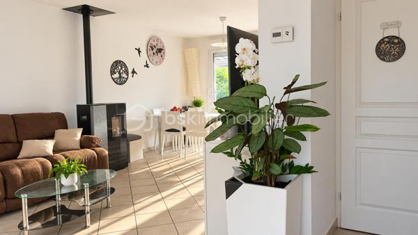 À Valleiry, dans un environnement résidentiel, profitez d’un cadre de vie familial, calme et pratique, à proximité de Genève.

UNE MAISON PENSÉE POUR LA VIE DE FAMILLE
Construite en 2004, cette maison de 7 pièces offre de beaux volumes et une organisation idéale pour une vie de famille confortable.
Répartie sur trois niveaux, elle propose 4 chambres, 2 salles de bains, 3 WC, un garage attenant, deux places de stationnement et un jardin clos.
Implantée sur une parcelle d’environ 274 m², au sein d’un lotissement résidentiel calme, la maison est mitoyenne par un seul côté, au niveau du garage et de la chambre située au-dessus, tout en conservant une réelle indépendance dans ses espaces de vie.
Elle bénéficie d’une situation préservée, sans accès direct sur la route et à l’écart des nuisances sonores.

LE COUP DE CŒUR : UNE VÉRANDA CHAUFFÉE DE 20 M²
Baignée de lumière et largement ouverte sur le jardin, la véranda prolonge agréablement les espaces de vie et crée une atmosphère chaleureuse en toute saison.
Salle à manger conviviale, salon détente, salle de jeux, coin lecture ou espace pour recevoir : chacun pourra imaginer cette pièce selon son mode de vie.

REZ-DE-JARDIN : DES ESPACES FLUIDES ET LUMINEUX
Le rez-de-jardin offre une distribution agréable et fonctionnelle.
L’entrée ouvre sur une belle pièce de vie lumineuse d’environ 36 m², composée d’un séjour et d’une cuisine ouverte, avec un premier WC indépendant.
La pièce de vie se prolonge naturellement vers la véranda ouverte sur le jardin.
Le garage attenant, accessible également depuis la véranda, apporte un espace pratique supplémentaire au quotidien.

PREMIER ÉTAGE : MEZZANINE, 2 CHAMBRES ET SUITE PARENTALE
Une spacieuse mezzanine d’environ 16 m² offre un espace polyvalent, idéal pour aménager un bureau, un coin lecture, une salle de jeux ou un espace TV.
Ce niveau comprend également deux chambres, dont une chambre parentale avec salle de bains privative, ainsi qu’un deuxième WC.

DEUXIÈME ÉTAGE : 2 CHAMBRES SUPPLÉMENTAIRES
Le dernier niveau accueille deux autres chambres, des rangements, une seconde salle de bains et un troisième WC, offrant à chacun son propre espace.

CONFORT ET CHAUFFAGE
Le chauffage principal est assuré par un poêle à granulés, relayé si besoin par des convecteurs électriques.

SECTEUR ET COMMODITÉS
La situation est idéale pour concilier vie de famille, quotidien pratique et déplacements vers le bassin genevois.
La douane de Chancy permet de rejoindre rapidement Genève et constitue un véritable atout pour les actifs frontaliers souhaitant profiter d’un cadre résidentiel calme tout en restant proches de leur lieu de travail.
Pour les familles, le groupe scolaire Les Primevères, de la maternelle au CM2, est accessible à pied, tandis que le Collège du Vuache à Vulbens se situe à environ 10 minutes, avec des transports scolaires au départ de Valleiry.
Au quotidien, tout est à portée de main : supermarché, boulangeries, pharmacie, professionnels de santé, banques, bureau de poste, restaurants et gare SNCF.

À DÉCOUVRIR
Un bien familial complet, fonctionnel et idéalement situé, qui conjugue espace, calme, praticité et proximité de Genève.
