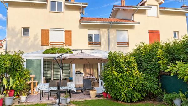 À Valleiry, dans un environnement résidentiel, profitez d’un cadre de vie familial, calme et pratique, à proximité de Genève.

UNE MAISON PENSÉE POUR LA VIE DE FAMILLE
Construite en 2004, cette maison de 7 pièces offre de beaux volumes et une organisation idéale pour une vie de famille confortable.
Répartie sur trois niveaux, elle propose 4 chambres, 2 salles de bains, 3 WC, un garage attenant, deux places de stationnement et un jardin clos.
Implantée sur une parcelle d’environ 274 m², au sein d’un lotissement résidentiel calme, la maison est mitoyenne par un seul côté, au niveau du garage et de la chambre située au-dessus, tout en conservant une réelle indépendance dans ses espaces de vie.
Elle bénéficie d’une situation préservée, sans accès direct sur la route et à l’écart des nuisances sonores.

LE COUP DE CŒUR : UNE VÉRANDA CHAUFFÉE DE 20 M²
Baignée de lumière et largement ouverte sur le jardin, la véranda prolonge agréablement les espaces de vie et crée une atmosphère chaleureuse en toute saison.
Salle à manger conviviale, salon détente, salle de jeux, coin lecture ou espace pour recevoir : chacun pourra imaginer cette pièce selon son mode de vie.

REZ-DE-JARDIN : DES ESPACES FLUIDES ET LUMINEUX
Le rez-de-jardin offre une distribution agréable et fonctionnelle.
L’entrée ouvre sur une belle pièce de vie lumineuse d’environ 36 m², composée d’un séjour et d’une cuisine ouverte, avec un premier WC indépendant.
La pièce de vie se prolonge naturellement vers la véranda ouverte sur le jardin.
Le garage attenant, accessible également depuis la véranda, apporte un espace pratique supplémentaire au quotidien.

PREMIER ÉTAGE : MEZZANINE, 2 CHAMBRES ET SUITE PARENTALE
Une spacieuse mezzanine d’environ 16 m² offre un espace polyvalent, idéal pour aménager un bureau, un coin lecture, une salle de jeux ou un espace TV.
Ce niveau comprend également deux chambres, dont une chambre parentale avec salle de bains privative, ainsi qu’un deuxième WC.

DEUXIÈME ÉTAGE : 2 CHAMBRES SUPPLÉMENTAIRES
Le dernier niveau accueille deux autres chambres, des rangements, une seconde salle de bains et un troisième WC, offrant à chacun son propre espace.

CONFORT ET CHAUFFAGE
Le chauffage principal est assuré par un poêle à granulés, relayé si besoin par des convecteurs électriques.

SECTEUR ET COMMODITÉS
La situation est idéale pour concilier vie de famille, quotidien pratique et déplacements vers le bassin genevois.
La douane de Chancy permet de rejoindre rapidement Genève et constitue un véritable atout pour les actifs frontaliers souhaitant profiter d’un cadre résidentiel calme tout en restant proches de leur lieu de travail.
Pour les familles, le groupe scolaire Les Primevères, de la maternelle au CM2, est accessible à pied, tandis que le Collège du Vuache à Vulbens se situe à environ 10 minutes, avec des transports scolaires au départ de Valleiry.
Au quotidien, tout est à portée de main : supermarché, boulangeries, pharmacie, professionnels de santé, banques, bureau de poste, restaurants et gare SNCF.

À DÉCOUVRIR
Un bien familial complet, fonctionnel et idéalement situé, qui conjugue espace, calme, praticité et proximité de Genève.