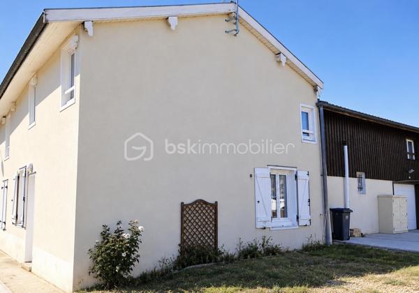 Investissement clé en main - Ensemble immobilier de 3 Gîtes et un studio. A seulement 20 minutes de Châlons en champagne.
Découvrez cet ensemble immobilier de 347 m2 habitables, entièrement meublé, équipé et actuellement exploité en location touristique.
Gîte de 88 m2 - capacité de 8 pers - DPE D
Gîte de 103 m2 - capacité de 6 pers - DPE D
Gîte de 124 m2 - capacité de 8 pers - DPE C
Studio de 32 m2 - DPE C
Une grange offrant un potentiel supplémentaire ainsi qu'une lingerie viennent compléter cet ensemble.
Taux de remplissage de l'ordre de 70%, ensemble entièrement meublé et équipé, vendu prêt à poursuivre son exploitation.
Gestion actuellement assurée par une structure indépendante, permettant un investissement sans présence quotidienne du propriétaire.
Dossier à disposition comprenant les 5 dernières années d'exploitation, les revenus ainsi qu'un rapport d'expert-comptable est disponible pour les investisseurs intéressés