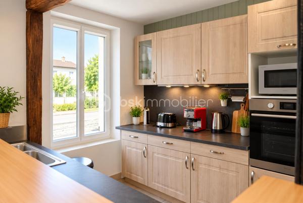 Investissement clé en main - Ensemble immobilier de 3 Gîtes et un studio. A seulement 20 minutes de Châlons en champagne.
Découvrez cet ensemble immobilier de 347 m2 habitables, entièrement meublé, équipé et actuellement exploité en location touristique.
Gîte de 88 m2 - capacité de 8 pers - DPE D
Gîte de 103 m2 - capacité de 6 pers - DPE D
Gîte de 124 m2 - capacité de 8 pers - DPE C
Studio de 32 m2 - DPE C
Une grange offrant un potentiel supplémentaire ainsi qu'une lingerie viennent compléter cet ensemble.
Taux de remplissage de l'ordre de 70%, ensemble entièrement meublé et équipé, vendu prêt à poursuivre son exploitation.
Gestion actuellement assurée par une structure indépendante, permettant un investissement sans présence quotidienne du propriétaire.
Dossier à disposition comprenant les 5 dernières années d'exploitation, les revenus ainsi qu'un rapport d'expert-comptable est disponible pour les investisseurs intéressés