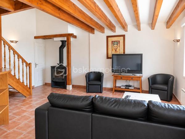 Investissement clé en main - Ensemble immobilier de 3 Gîtes et un studio. A seulement 20 minutes de Châlons en champagne.
Découvrez cet ensemble immobilier de 347 m2 habitables, entièrement meublé, équipé et actuellement exploité en location touristique.
Gîte de 88 m2 - capacité de 8 pers - DPE D
Gîte de 103 m2 - capacité de 6 pers - DPE D
Gîte de 124 m2 - capacité de 8 pers - DPE C
Studio de 32 m2 - DPE C
Une grange offrant un potentiel supplémentaire ainsi qu'une lingerie viennent compléter cet ensemble.
Taux de remplissage de l'ordre de 70%, ensemble entièrement meublé et équipé, vendu prêt à poursuivre son exploitation.
Gestion actuellement assurée par une structure indépendante, permettant un investissement sans présence quotidienne du propriétaire.
Dossier à disposition comprenant les 5 dernières années d'exploitation, les revenus ainsi qu'un rapport d'expert-comptable est disponible pour les investisseurs intéressés