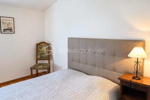 Investissement clé en main - Ensemble immobilier de 3 Gîtes et un studio. A seulement 20 minutes de Châlons en champagne.
Découvrez cet ensemble immobilier de 347 m2 habitables, entièrement meublé, équipé et actuellement exploité en location touristique.
Gîte de 88 m2 - capacité de 8 pers - DPE D
Gîte de 103 m2 - capacité de 6 pers - DPE D
Gîte de 124 m2 - capacité de 8 pers - DPE C
Studio de 32 m2 - DPE C
Une grange offrant un potentiel supplémentaire ainsi qu'une lingerie viennent compléter cet ensemble.
Taux de remplissage de l'ordre de 70%, ensemble entièrement meublé et équipé, vendu prêt à poursuivre son exploitation.
Gestion actuellement assurée par une structure indépendante, permettant un investissement sans présence quotidienne du propriétaire.
Dossier à disposition comprenant les 5 dernières années d'exploitation, les revenus ainsi qu'un rapport d'expert-comptable est disponible pour les investisseurs intéressés