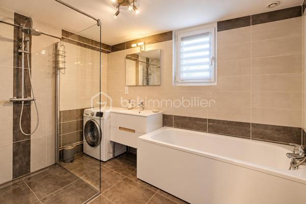 Investissement clé en main - Ensemble immobilier de 3 Gîtes et un studio. A seulement 20 minutes de Châlons en champagne.
Découvrez cet ensemble immobilier de 347 m2 habitables, entièrement meublé, équipé et actuellement exploité en location touristique.
Gîte de 88 m2 - capacité de 8 pers - DPE D
Gîte de 103 m2 - capacité de 6 pers - DPE D
Gîte de 124 m2 - capacité de 8 pers - DPE C
Studio de 32 m2 - DPE C
Une grange offrant un potentiel supplémentaire ainsi qu'une lingerie viennent compléter cet ensemble.
Taux de remplissage de l'ordre de 70%, ensemble entièrement meublé et équipé, vendu prêt à poursuivre son exploitation.
Gestion actuellement assurée par une structure indépendante, permettant un investissement sans présence quotidienne du propriétaire.
Dossier à disposition comprenant les 5 dernières années d'exploitation, les revenus ainsi qu'un rapport d'expert-comptable est disponible pour les investisseurs intéressés