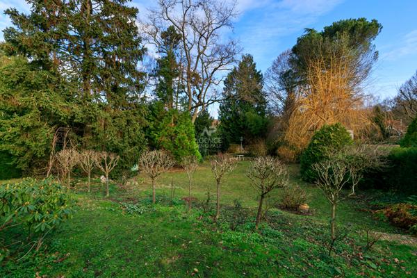 Versailles Glatigny - Maison 12 pièces 307 m² habitables sur parcelle de 1240 m² avec studio aménagé et garage €1 990 000 ** - Référence 26462