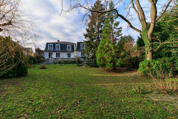 Versailles Glatigny - Maison 12 pièces 307 m² habitables sur parcelle de 1240 m² avec studio aménagé et garage €1 990 000 ** - Référence 26462