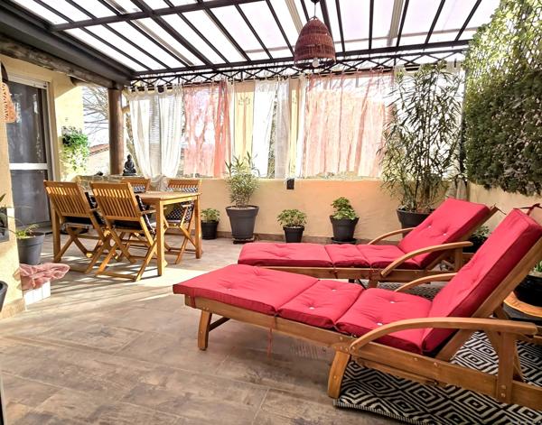 Appartement en ville : terrasse, garage et vue sur la colline !