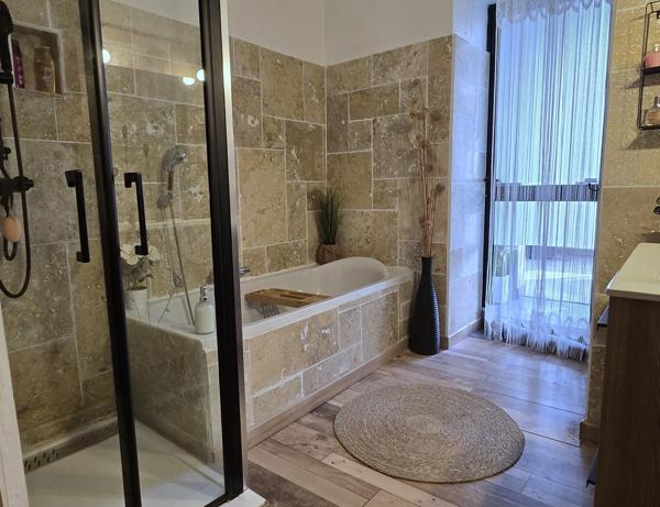 Appartement en ville : terrasse, garage et vue sur la colline !