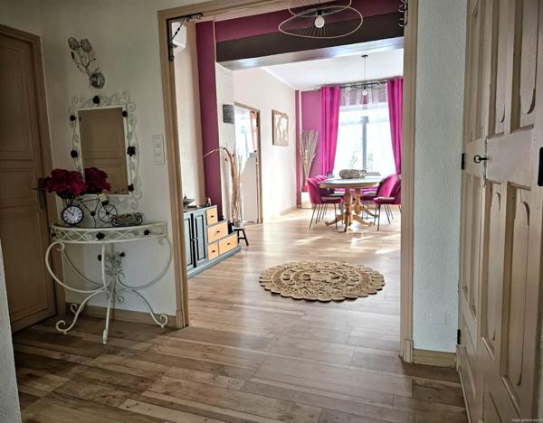 Appartement en ville : terrasse, garage et vue sur la colline !