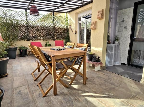 Appartement en ville : terrasse, garage et vue sur la colline !