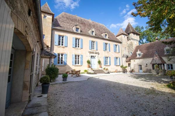 Un château exquisément turretté situé au milieu d’une campagne à couper le souffle