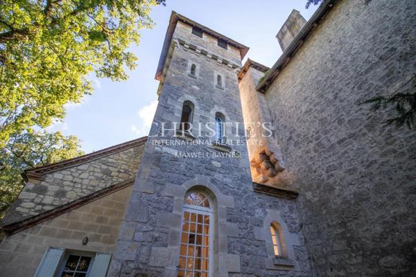 Un château exquisément turretté situé au milieu d’une campagne à couper le souffle