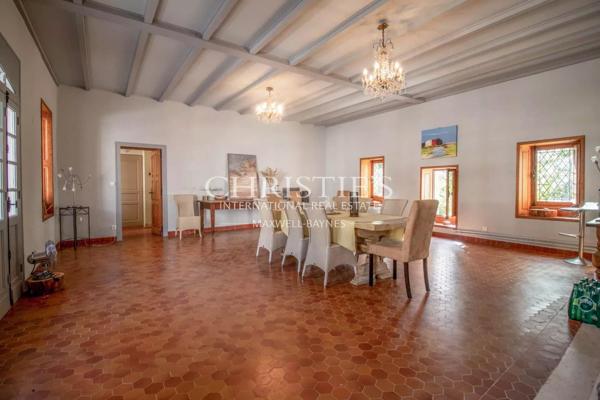 Un château exquisément turretté situé au milieu d’une campagne à couper le souffle