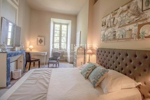 Un château exquisément turretté situé au milieu d’une campagne à couper le souffle