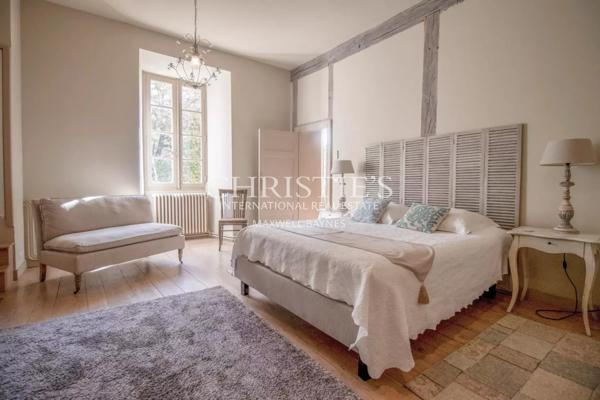 Un château exquisément turretté situé au milieu d’une campagne à couper le souffle