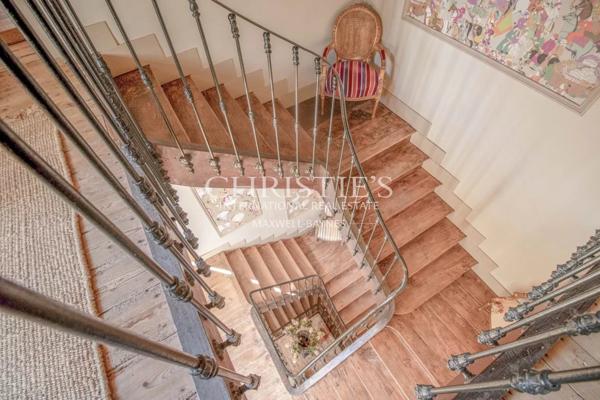 Un château exquisément turretté situé au milieu d’une campagne à couper le souffle