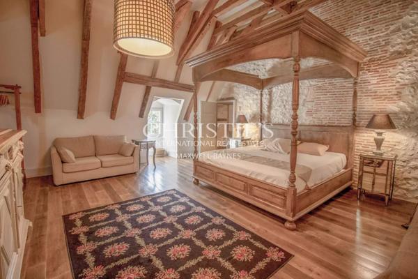 Un château exquisément turretté situé au milieu d’une campagne à couper le souffle