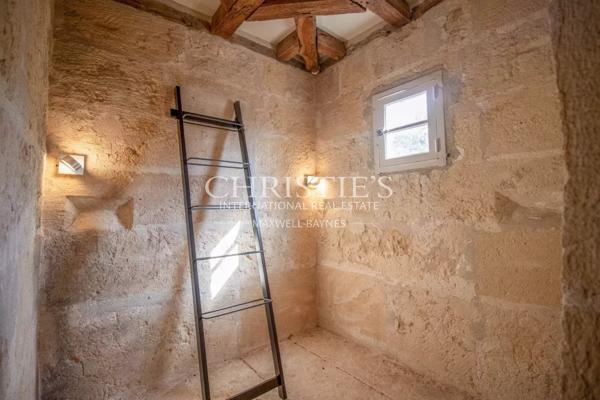 Un château exquisément turretté situé au milieu d’une campagne à couper le souffle