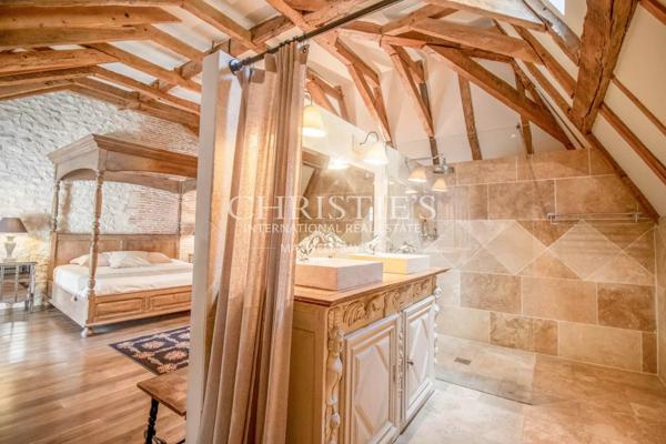 Un château exquisément turretté situé au milieu d’une campagne à couper le souffle