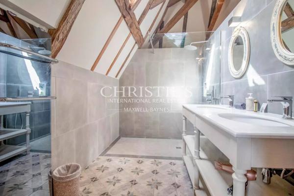 Un château exquisément turretté situé au milieu d’une campagne à couper le souffle