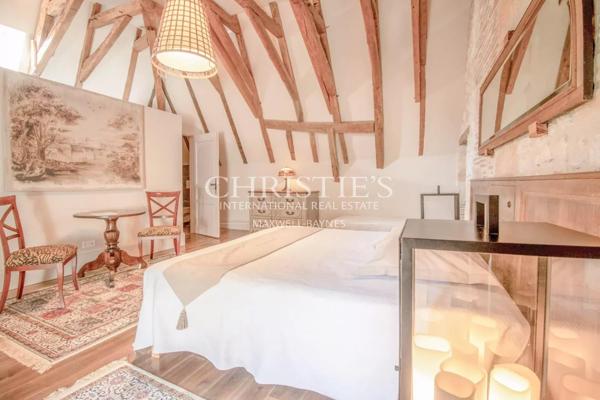 Un château exquisément turretté situé au milieu d’une campagne à couper le souffle