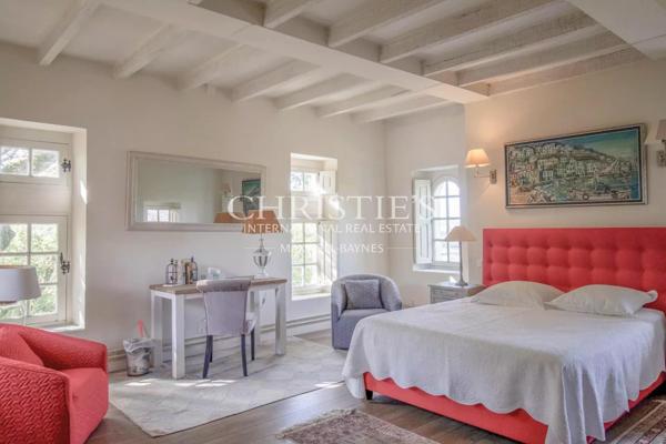 Un château exquisément turretté situé au milieu d’une campagne à couper le souffle