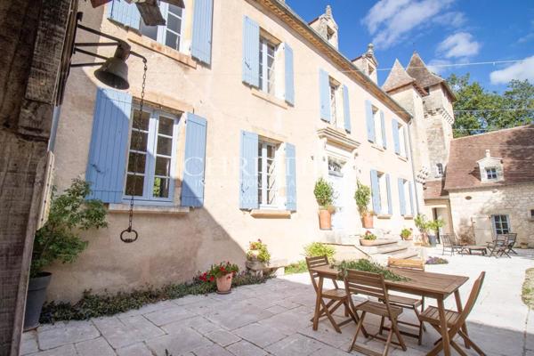 Un château exquisément turretté situé au milieu d’une campagne à couper le souffle