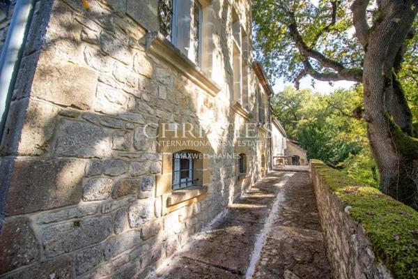 Un château exquisément turretté situé au milieu d’une campagne à couper le souffle