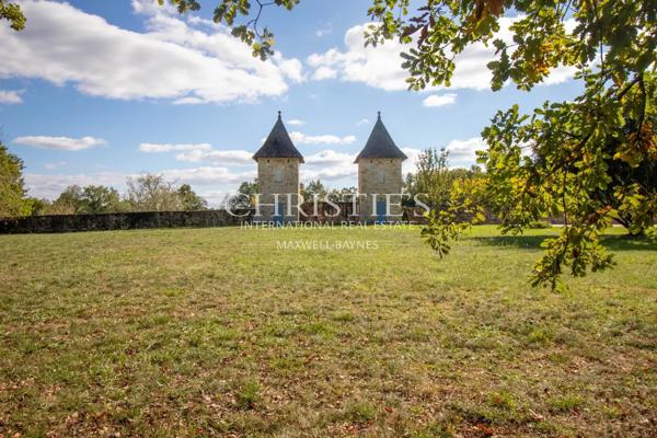 Un château exquisément turretté situé au milieu d’une campagne à couper le souffle