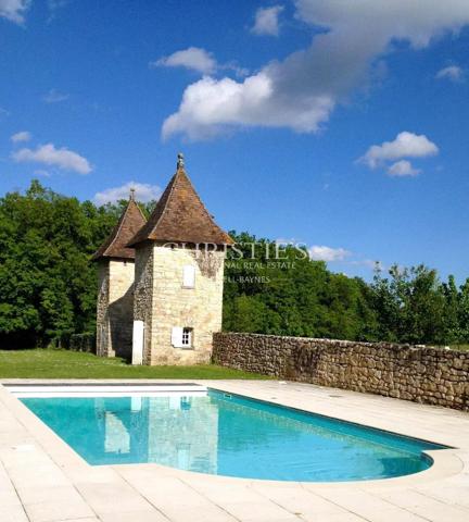 Un château exquisément turretté situé au milieu d’une campagne à couper le souffle
