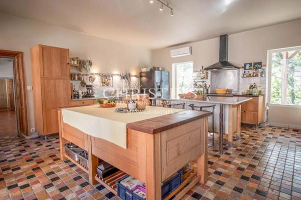 Un château exquisément turretté situé au milieu d’une campagne à couper le souffle