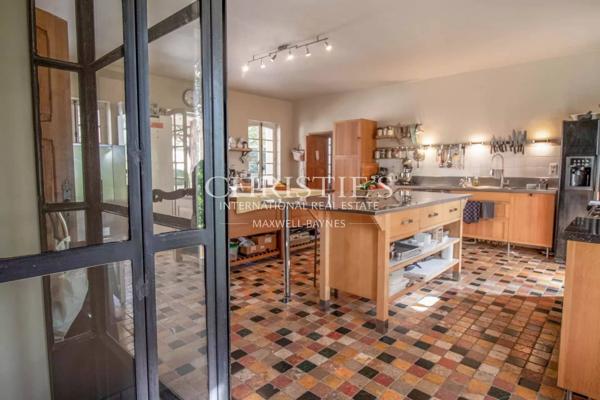 Un château exquisément turretté situé au milieu d’une campagne à couper le souffle