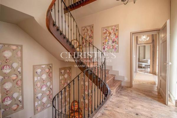 Un château exquisément turretté situé au milieu d’une campagne à couper le souffle