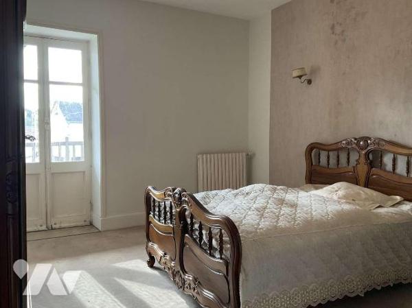 A VENDRE : Grande maison en pierre datant de 1901 dans SOUILLAC (Lot - 46) avec beau jardin de ...