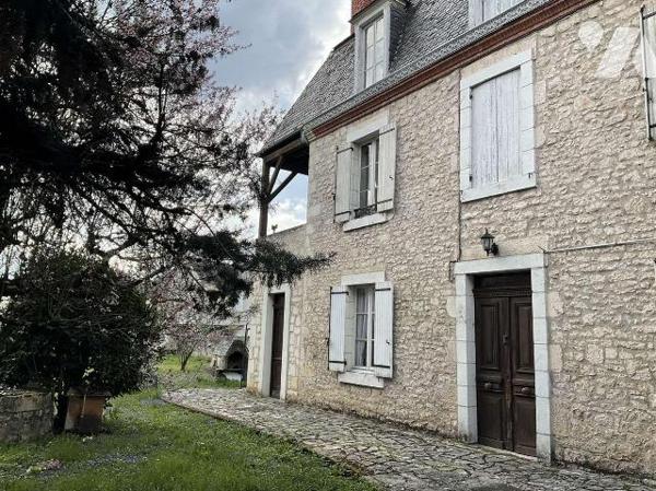 A VENDRE : Grande maison en pierre datant de 1901 dans SOUILLAC (Lot - 46) avec beau jardin de ...