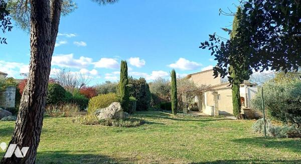 Villa traditionnelle avec piscine et son jardin paysagé de 1500 m² à UZES