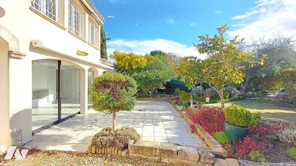 Villa traditionnelle avec piscine et son jardin paysagé de 1500 m² à UZES