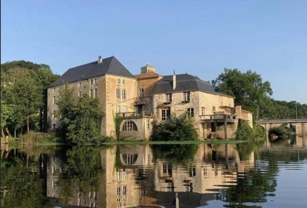 Bien rare et unique: Château à rénover situé sur une île