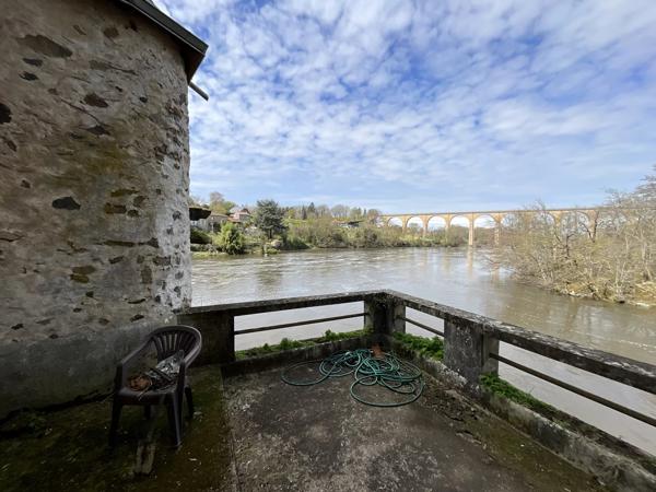 Bien rare et unique: Château à rénover situé sur une île