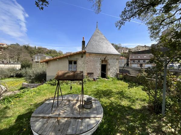 Bien rare et unique: Château à rénover situé sur une île