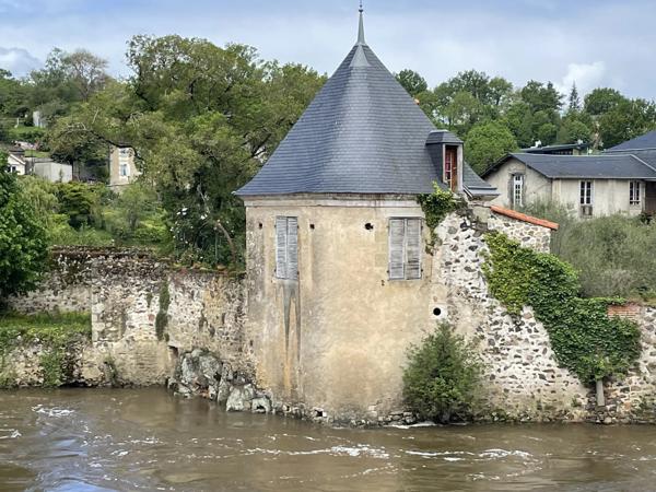 Bien rare et unique: Château à rénover situé sur une île