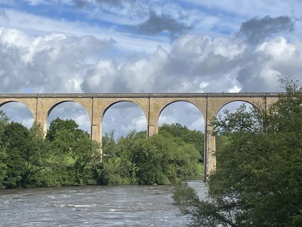 Bien rare et unique: Château à rénover situé sur une île