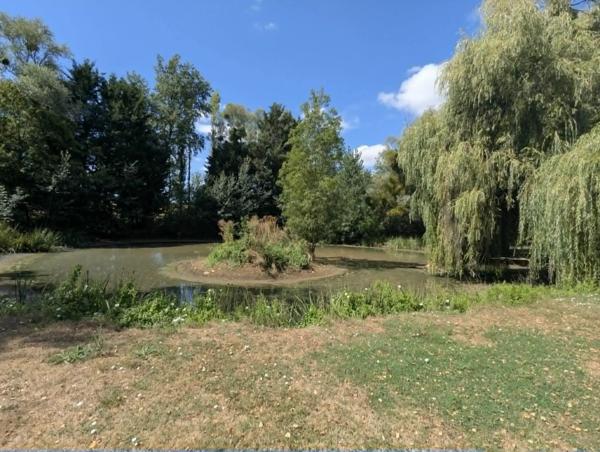 Propriété rurale pleine de caractère avec de vastes dépendances, étang et grands jardins