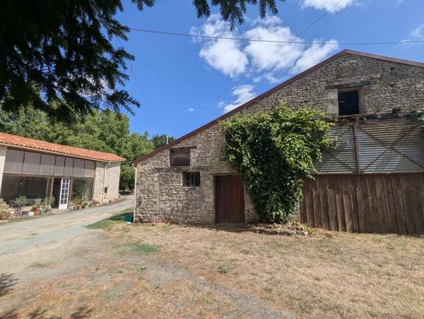 Propriété rurale pleine de caractère avec de vastes dépendances, étang et grands jardins