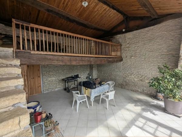 Propriété rurale pleine de caractère avec de vastes dépendances, étang et grands jardins