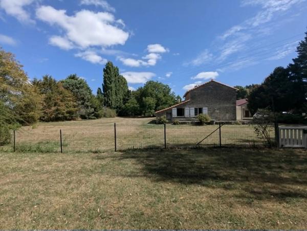 Propriété rurale pleine de caractère avec de vastes dépendances, étang et grands jardins