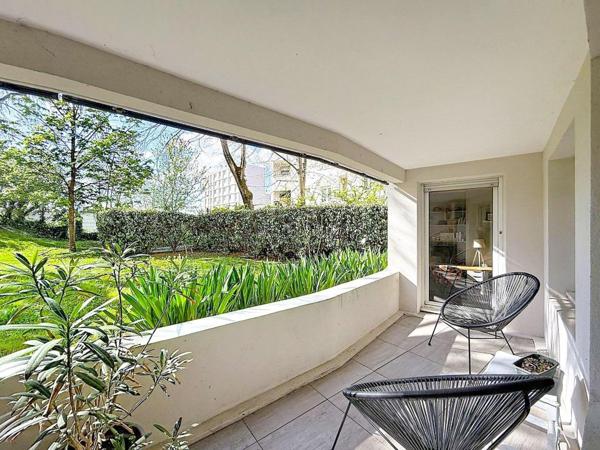 Cusset - Au pied du métro, T5 traversant avec terrasse