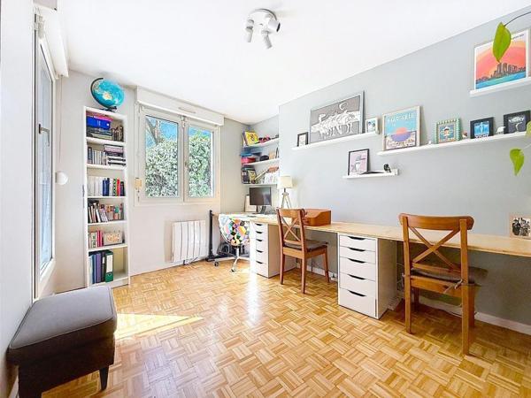 Cusset - Au pied du métro, T5 traversant avec terrasse