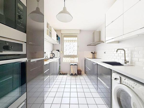 Cusset - Au pied du métro, T5 traversant avec terrasse